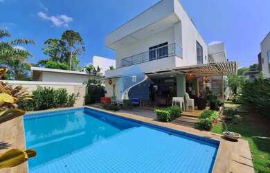 Imagem: A casa possui 4 Dormitórios, 5 Banheiros, 4 Vagas na garagem