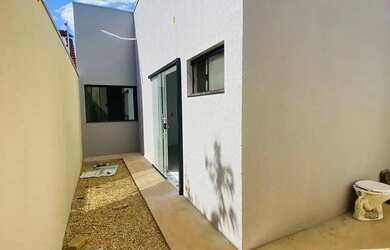 Imagem: A casa possui 3 Dormitórios, 2 Banheiros, 1 Vaga na garagem