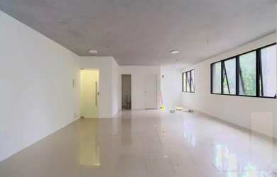 Imagem 2: Predio com conceito diferenciado, integrado à um prédio residencial...