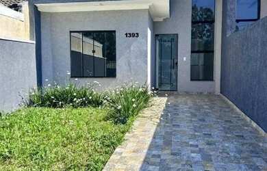 Imagem: A casa possui 3 Dormitórios, 2 Banheiros, 2 Vagas na garagem