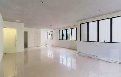 Imagem: O depósito possui 1 Vaga na garagem, 30m² de Área e está