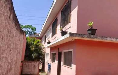 Imagem: A casa possui 4 Dormitórios, 4 Banheiros, 4 Vagas na garagem