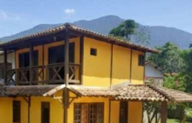 Imagem: A casa possui 2 Dormitórios, 3 Banheiros, 5 Vagas na garagem