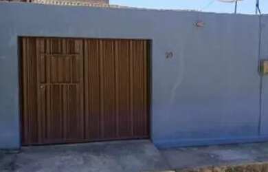 Imagem: A casa possui 2 Dormitórios, 1 Banheiro, 2 Vagas na garagem