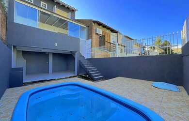 Imagem: A casa possui 3 Dormitórios, 3 Banheiros, 2 Vagas na garagem