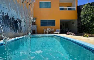 Imagem: A casa possui 5 Dormitórios, Acomodam 20 pessoas, 2 Vagas na