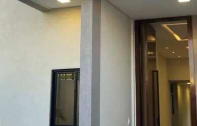 Imagem: A casa possui 3 Dormitórios, 3 Banheiros, 2 Vagas na garagem