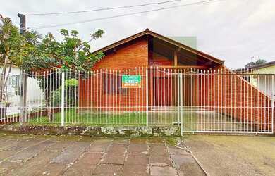 Imagem: A casa possui 1 Dormitório, 1 Banheiro, 1 Vaga na garagem