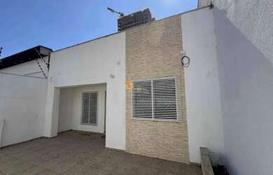 Imagem: A casa possui 1 Dormitório, 2 Banheiros, 2 Vagas na garagem