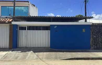 Imagem: A casa possui 3 Dormitórios, 2 Banheiros, 2 Vagas na garagem