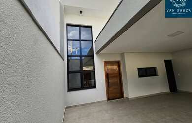 Imagem: A casa possui 3 Dormitórios, 1 Banheiro, 2 Vagas na garagem