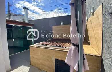 Imagem: A casa possui 2 Dormitórios, 1 Banheiro, 2 Vagas na garagem