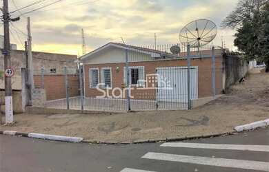 Imagem: A casa possui 3 Dormitórios, 2 Banheiros, 4 Vagas na garagem