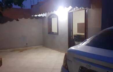 Imagem: A casa possui 2 Dormitórios, 2 Banheiros, 2 Vagas na garagem