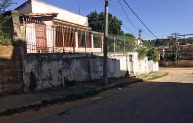 Imagem: A casa possui 3 Dormitórios, 2 Banheiros e 100m² de Área