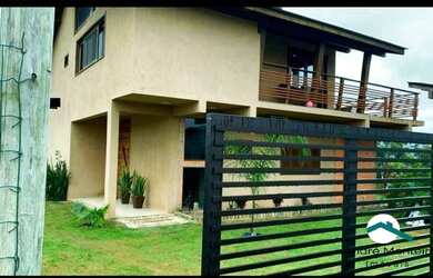 Imagem: A casa possui 4 Dormitórios, 3 Banheiros, 4 Vagas na garagem