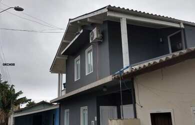 Imagem: A casa possui 4 Dormitórios, 1 Banheiro, 1 Vaga na garagem