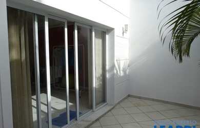 Imagem: A casa possui 3 Dormitórios, 3 Banheiros, 5 Vagas na garagem