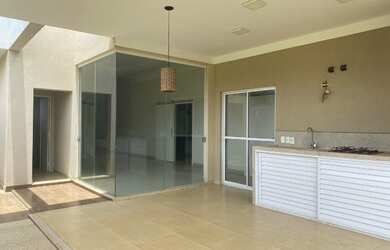 Imagem: A casa em condomínio possui 3 Dormitórios, 4 Banheiros, 4