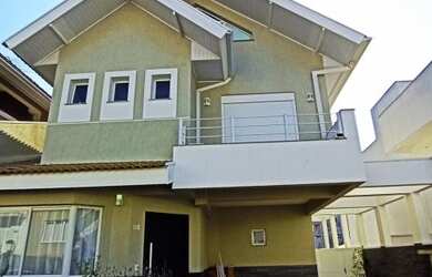 Imagem: A casa possui 4 Dormitórios, 4 Banheiros, 4 Vagas na garagem