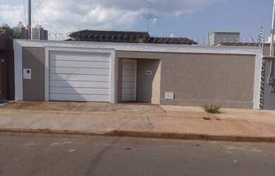 Imagem: A casa possui 4 Dormitórios, 3 Banheiros, 2 Vagas na garagem