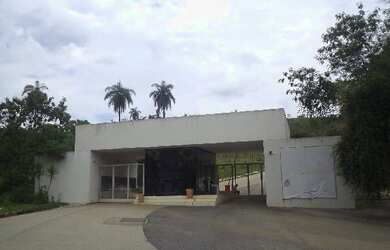 Imagem: O terreno e possui Dormitórios, Suítes, Banheiros, 1-0m²