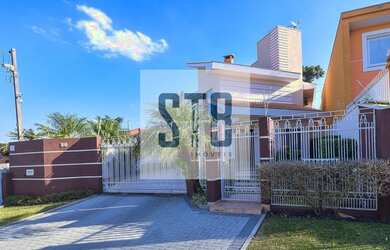 Imagem: A casa possui 3 Dormitórios, 3 Banheiros, 4 Vagas na garagem