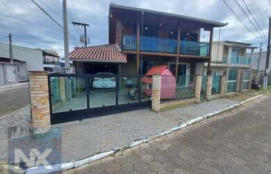 Imagem: A casa possui 3 Dormitórios, 3 Banheiros, 2 Vagas na garagem