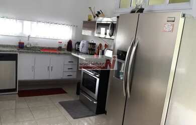 Imagem: A casa possui 3 Dormitórios, 5 Banheiros, 4 Vagas na garagem