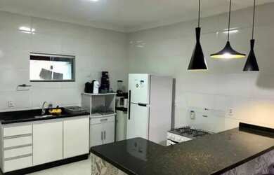 Imagem: A casa possui 2 Dormitórios, 1 Banheiro, 1 Vaga na garagem