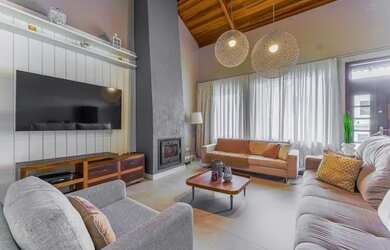 Imagem: A casa em condomínio possui 4 Dormitórios, 3 Banheiros, 599m²