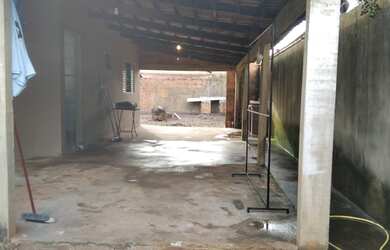 Imagem: A casa possui 2 Dormitórios, 1 Banheiro, 2 Vagas na garagem