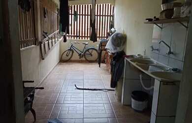 Imagem: A casa possui 3 Dormitórios, 2 Banheiros, 3 Vagas na garagem