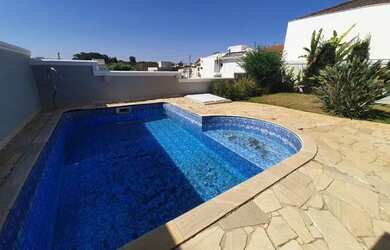 Imagem: A casa em condomínio possui 4 Dormitórios, 5 Banheiros, 4