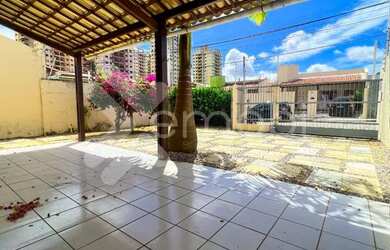 Imagem: A casa possui 4 Dormitórios, 2 Banheiros, 4 Vagas na garagem