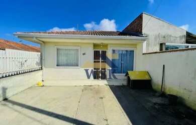 Imagem: A casa possui 3 Dormitórios, 1 Banheiro, 2 Vagas na garagem