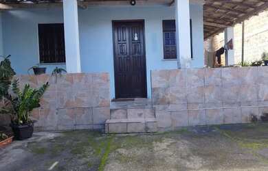 Imagem: A casa possui 4 Dormitórios, 2 Banheiros, 4 Vagas na garagem