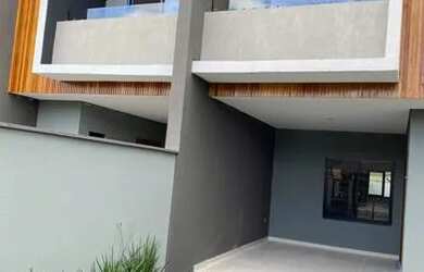 Imagem: A casa possui 2 Dormitórios, 2 Banheiros, 2 Vagas na garagem