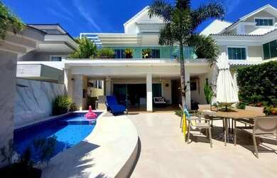 Imagem: A casa em condomínio possui 5 Dormitórios, 5 Banheiros, 3