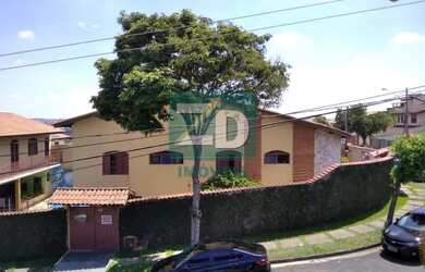 Imagem: A casa possui 4 Dormitórios, 5 Banheiros, 5 Vagas na garagem