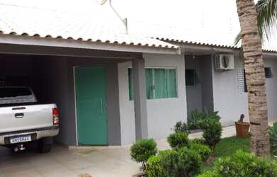 Imagem: A casa possui 3 Dormitórios, 3 Banheiros, 4 Vagas na garagem