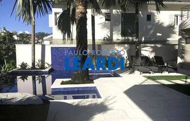 Imagem: A casa em condomínio à venda possui 5 Dormitórios, 5 Banheiros