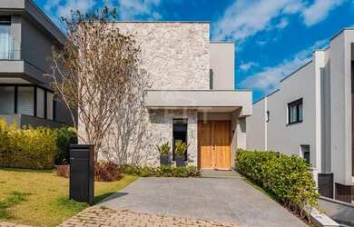 Imagem: A casa em condomínio possui 4 Dormitórios, 5 Banheiros, 5