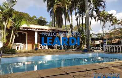 Imagem: A casa possui 3 Dormitórios, 4 Banheiros, 3 Vagas na garagem