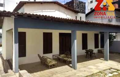 Imagem: A casa possui 4 Dormitórios, 1 Banheiro, 5 Vagas na garagem