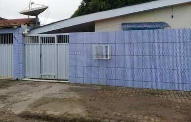 Imagem: A casa possui 2 Dormitórios, 2 Banheiros, 2 Vagas na garagem