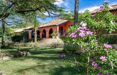 Imagem: A casa em condomínio possui 5 Dormitórios, 5 Banheiros, 5