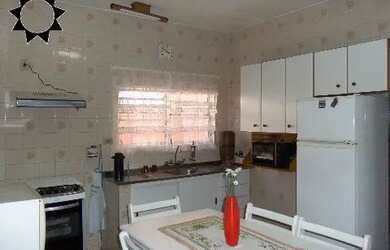 Imagem: A casa possui 3 Dormitórios, 1 Banheiro, 3 Vagas na garagem