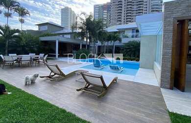 Imagem: A casa em condomínio possui 5 Dormitórios, 5 Banheiros, 5