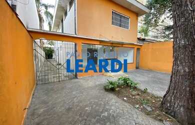 Imagem: A casa possui 4 Dormitórios, 4 Banheiros, 4 Vagas na garagem